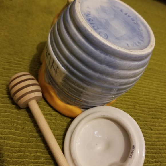 SOLD..Rare VTG DISNEY Winnie the Pooh Honeypot Jar - Picture 4 of 4